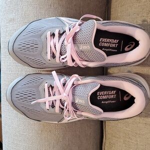 9.5 wide LIKE NEW Asics - Gel Contend 7 Running shoes